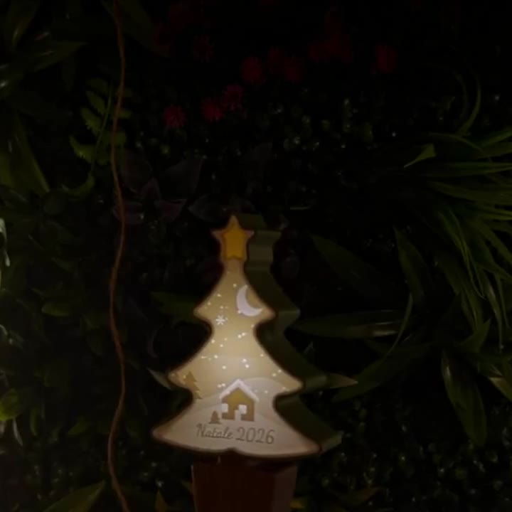 Albero di Natale luminoso con scritta Natale 2026